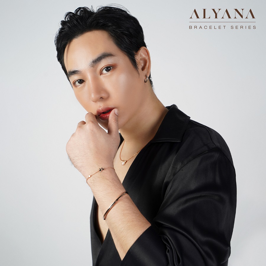 PRSocietyNews's tweet photo. #เป๊กผลิตโชค ปล่อย #ALYANA คอลเลกชันใหม่ เครื่องประดับ Limited Edition “FLY ME TO THE MOON” และ “FLY TOGETHER” พร้อมให้จับจองกันเร็วๆนี้ https://t.co/Aabny2BzBj 

#PeckPaLitChoke https://t.co/Nw0RpQnDlk