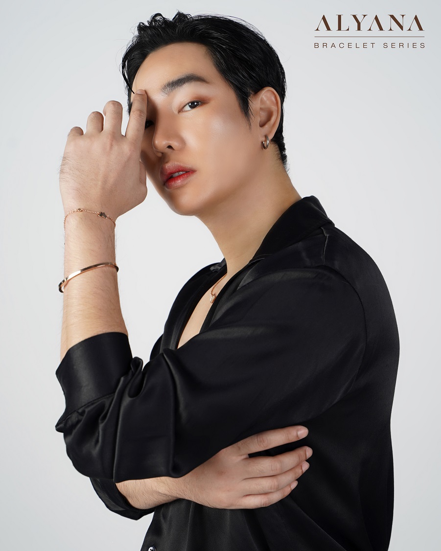 PRSocietyNews's tweet photo. #เป๊กผลิตโชค ปล่อย #ALYANA คอลเลกชันใหม่ เครื่องประดับ Limited Edition “FLY ME TO THE MOON” และ “FLY TOGETHER” พร้อมให้จับจองกันเร็วๆนี้ https://t.co/Aabny2BzBj 

#PeckPaLitChoke https://t.co/Nw0RpQnDlk