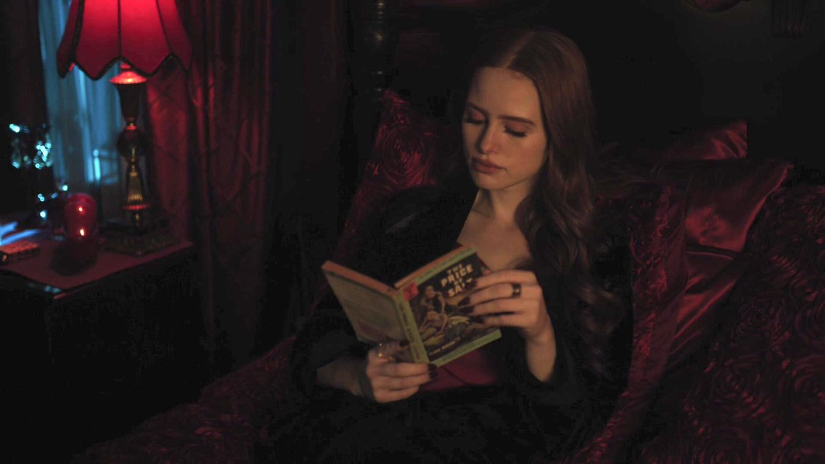 lovemesometopaz's tweet photo. okay but toni giving cheryl ‘the cost of pepper’ (a spoof of the price of salt) which cheryl was reading in real riverdale. there’s so many layers to their soulmatism😵‍💫 https://t.co/ZIXH8UvOxm
