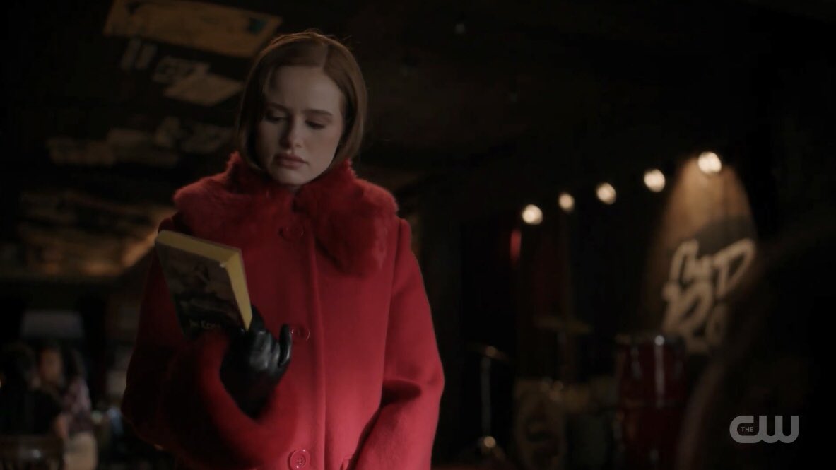lovemesometopaz's tweet photo. okay but toni giving cheryl ‘the cost of pepper’ (a spoof of the price of salt) which cheryl was reading in real riverdale. there’s so many layers to their soulmatism😵‍💫 https://t.co/ZIXH8UvOxm