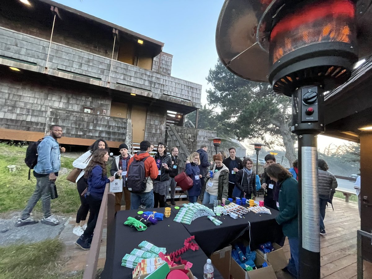 Some photos from the past few nights at #ENC2023! 

#NMRchat #NMRSpectroscopy #Norell #NMR #NMRTubes #Science