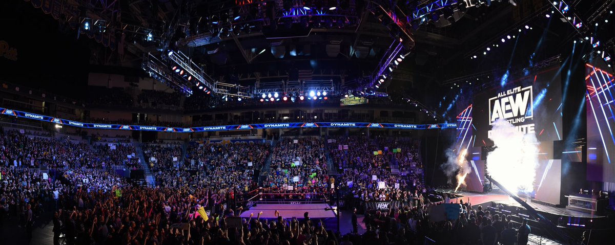 AEW's tweet photo. Thank you Pittsburgh! 💛🖤
#AEWDynamite https://t.co/uozzn86dQT
