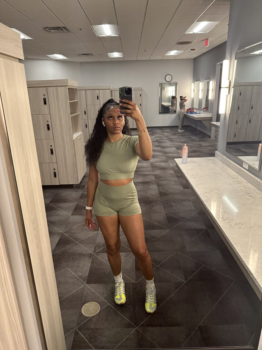 shemiahbb's tweet photo. Fitness is not about being better than someone else. It’s about being better than you used to be 💪🏾✅ #fitbitmiah #fitnessmotivation #gymbabe #fitnessjourney #gymgirls #bodygoals https://t.co/jmQVLP0pCF