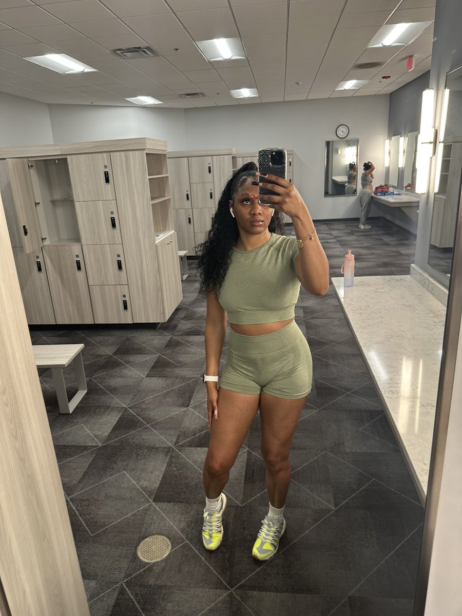 shemiahbb's tweet photo. Fitness is not about being better than someone else. It’s about being better than you used to be 💪🏾✅ #fitbitmiah #fitnessmotivation #gymbabe #fitnessjourney #gymgirls #bodygoals https://t.co/jmQVLP0pCF