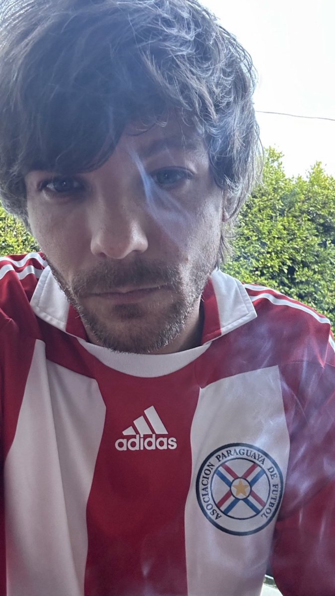 LouisTArgentina's tweet photo. TIENE UNA REMERA DE PARAGUAY, ES ACASO UNA PISTA DE QUE VIENEN LAS FECHAS DE LATAM?💀 https://t.co/L2wT0ho2s9