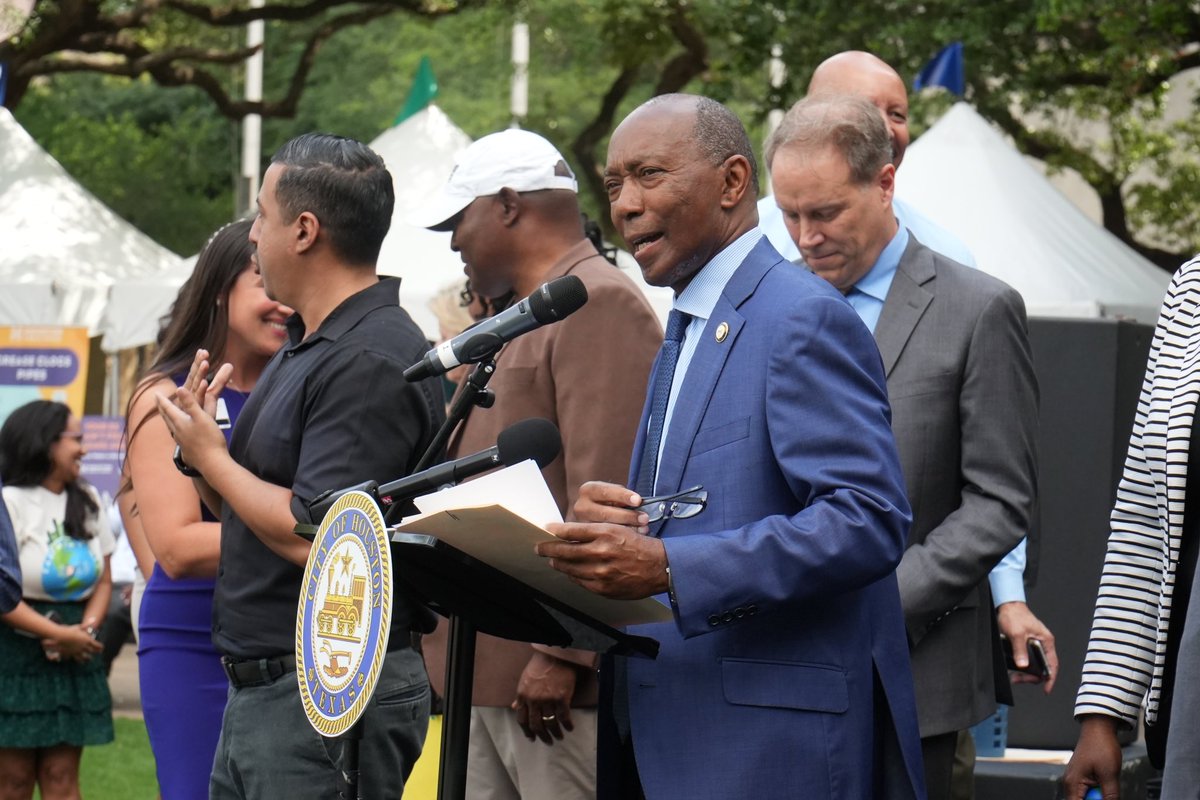 SylvesterTurner's tweet photo. Today’s #EarthDayHTX Festival was just amazing. I commend all of our city departments for the efforts they put in to highlight all the great initiatives we have done to make our city more sustainable. 

During my time as Mayor, we have made tremendous strides. https://t.co/4CTmCgxq4G