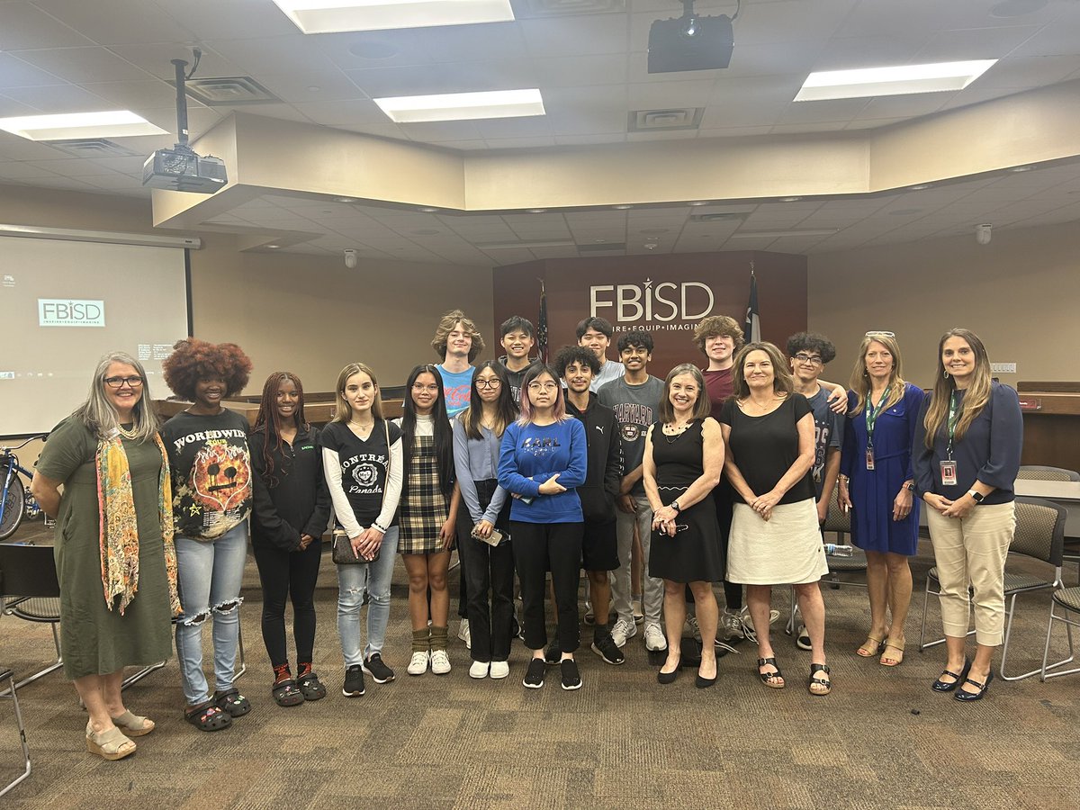 FBISD_HealthPE's tweet photo. FBISD Campus Wellness Coalition Summit - these servant leaders are doing amazing things on campus to improve the health and wellness of their peers! Thank you @FBISD_SHAC for your collaboration and support of these students. #KnowYourImpact https://t.co/XotRijrEUC