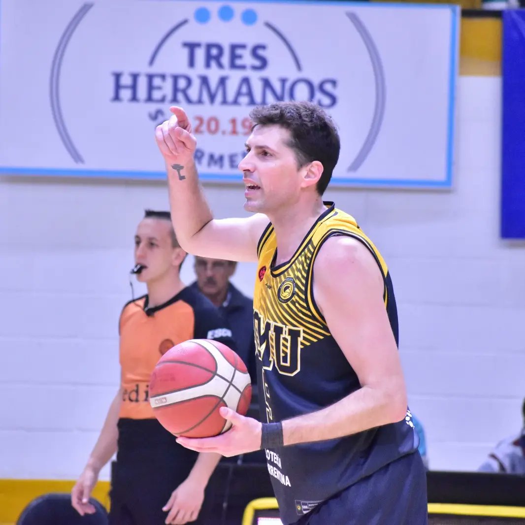 comumercedes's tweet photo. #LNB | Boca le ganó a Comu en el último juego de la temporada regular 🏀
■ COMU 66 (Guerra 24)
□ BOCA 88 (Tucker 16)
#VAMOSCOMU 💛🖤🐊 https://t.co/Hfk1CmXWmR