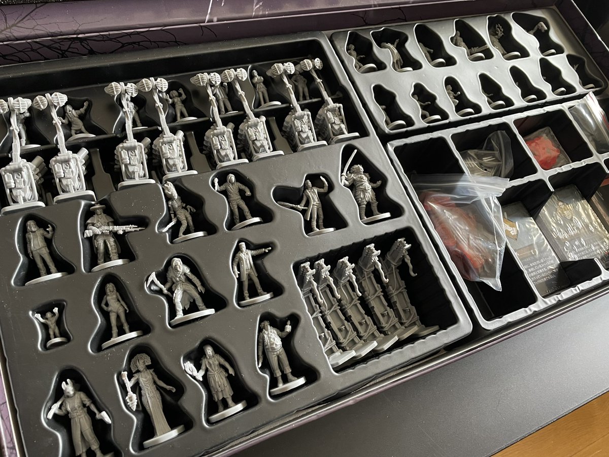 MUCHIWO_GAME's tweet image. 朝から覚えのない荷物が届いてなんだろ？🤔って思ったら、クラウドファンドで@Asobition1さんから支援購入したDBDボードゲーム日本語版だった！🤩
駒のミニフィギュアから、全体のデザイン、ゲーム内容まで滅茶苦茶出来良くて、鯖鬼駒20体で15000円とか激安では？🥳
#DBD #DBDBoardGame #ボードゲーム