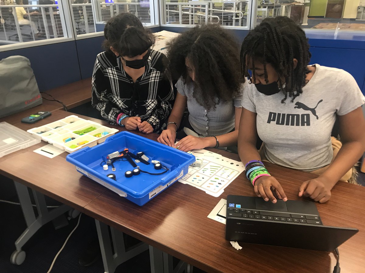 TB4Kids's tweet photo. Thanks to @rvalibrary for providing a wonderful experience for my book club and chess club students who took a field there today. @MLK_Titans students enjoyed the Lego robotics activity and the tour. #BooksMatter @rps_libraries https://t.co/OXmBwNdYOx