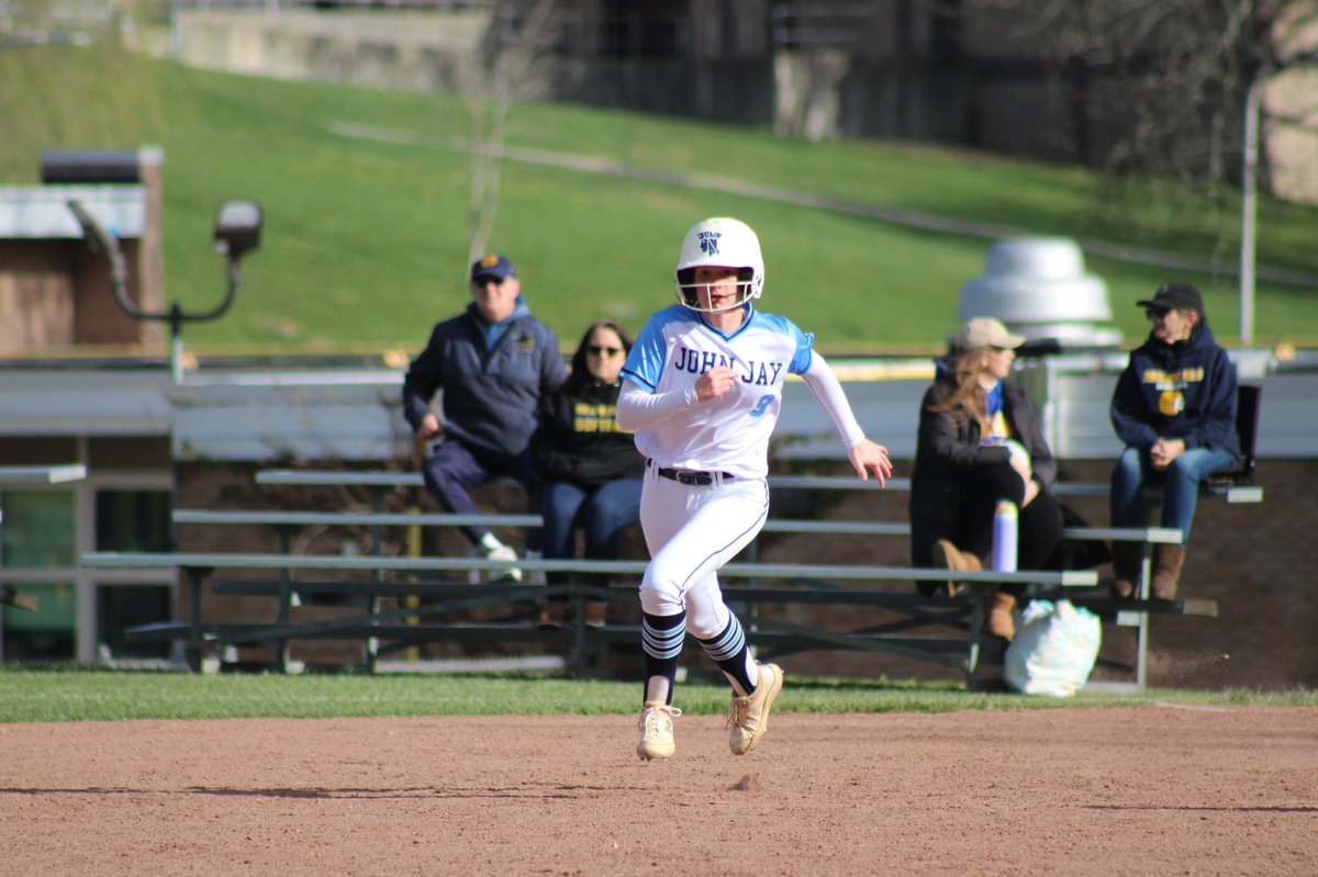 JjhsSoftball's tweet photo. No game today, but game day energy always 🔥📸

@AngiolettiHope @makenzy_lynch @MorganDoughty @BarosaNicole https://t.co/pd5OfL1m1n