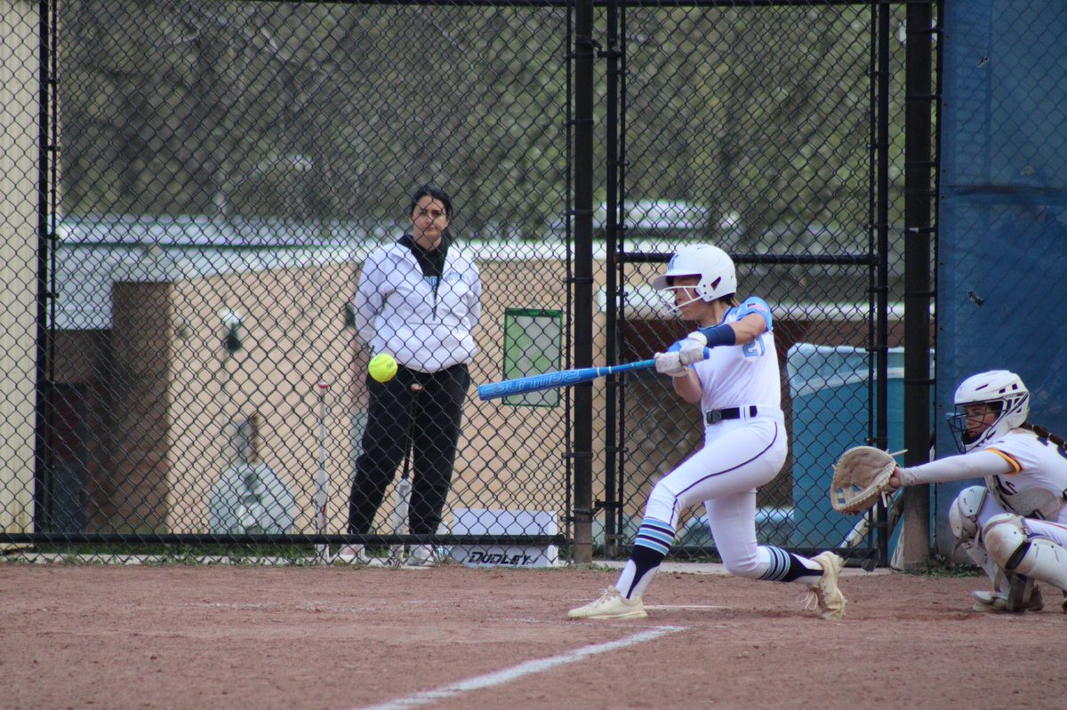 JjhsSoftball's tweet photo. No game today, but game day energy always 🔥📸

@AngiolettiHope @makenzy_lynch @MorganDoughty @BarosaNicole https://t.co/pd5OfL1m1n