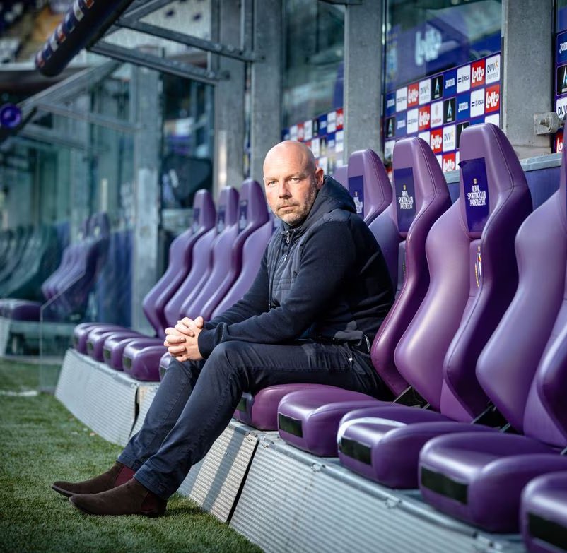 BelgianPodcast's tweet image. 🗣| @rscanderlecht🟣⚪️ T1 Brian Riemer ahead of #AZAND #UECL 

🗨"Some will argue it's only the #UECL, but it's a game that can really put us on the european map again."