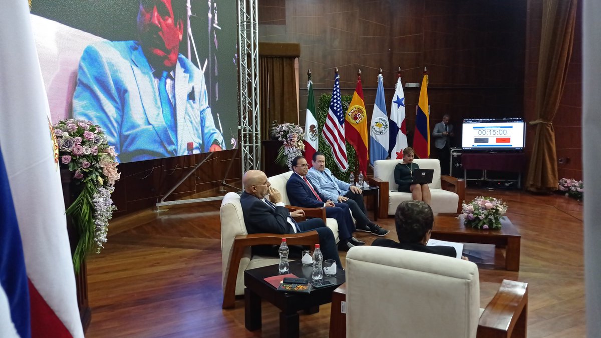 ASESEC1's tweet photo. IV Foro Internacional "construyendo ciudadanía planetaria", último panel con la Intervención de los Drs. Arturo Rojas (ECU), Alejandro Pérez Ochoa (ESP) y Miguel Obregón (MEX), que se desarrolla en la Universidad Técnica de Ambato.
@ces_ec @Caces_Ec @CEDIAec
@ArturoRojasSnc1 https://t.co/UWAKKtipxu