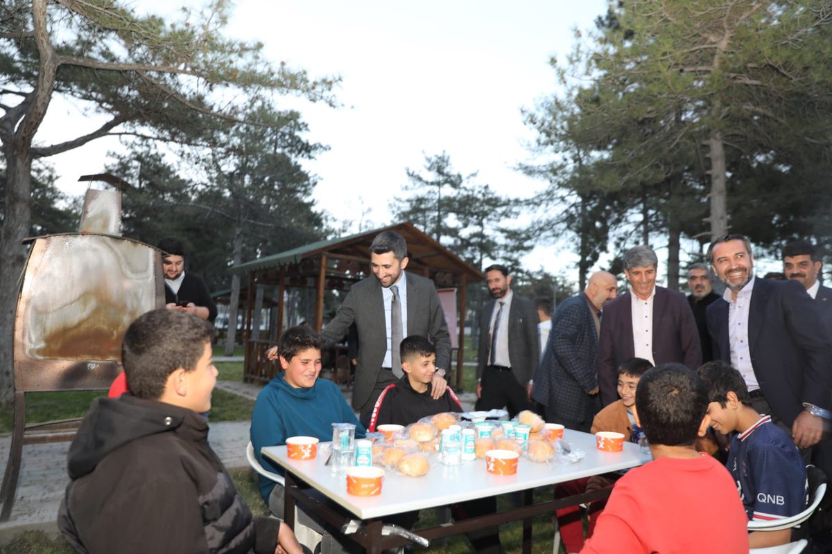 📍Aksaray Mahallemiz

Belediye Başkanımız Sn. Şahin Şerifoğulları ve Milletvekili Adayımız Sn. Erol Keleş ile birlikte AK Parti İl Başkan Yardımcımız Sn. Vedat Görgöz’ün ev sahipliğinde Aksaray Mahallemizdeki hemşehrilerimizle iftar sofrasında bir araya geldik.