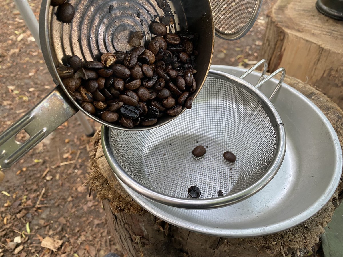 JB74W_RSC's tweet photo. それではいつものようにコーヒー豆煎ってきますよ〜
先日仕上げたククサのデビューです。
#キャンプの朝 #キャンプコーヒー #コーヒー #coffee #campmorning #朝コーヒー #珈琲焙煎 #焚き火 #焚き火料理 #キャンプ場 #neguracampground https://t.co/VCp2mRKo07