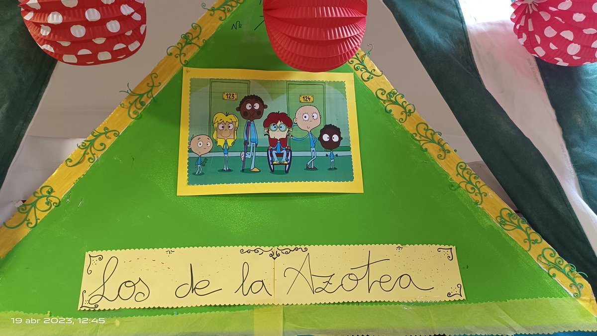 db_paco's tweet photo. El Equipo Docente de la Escuela del Hospital Infantil @HospitalUVRocio ya hemos montado nuestra caseta en la entrada del hospital. La vida es lo que es...pero con alegría es mejor. 🎠🎢💃 https://t.co/hYTYLF31wX