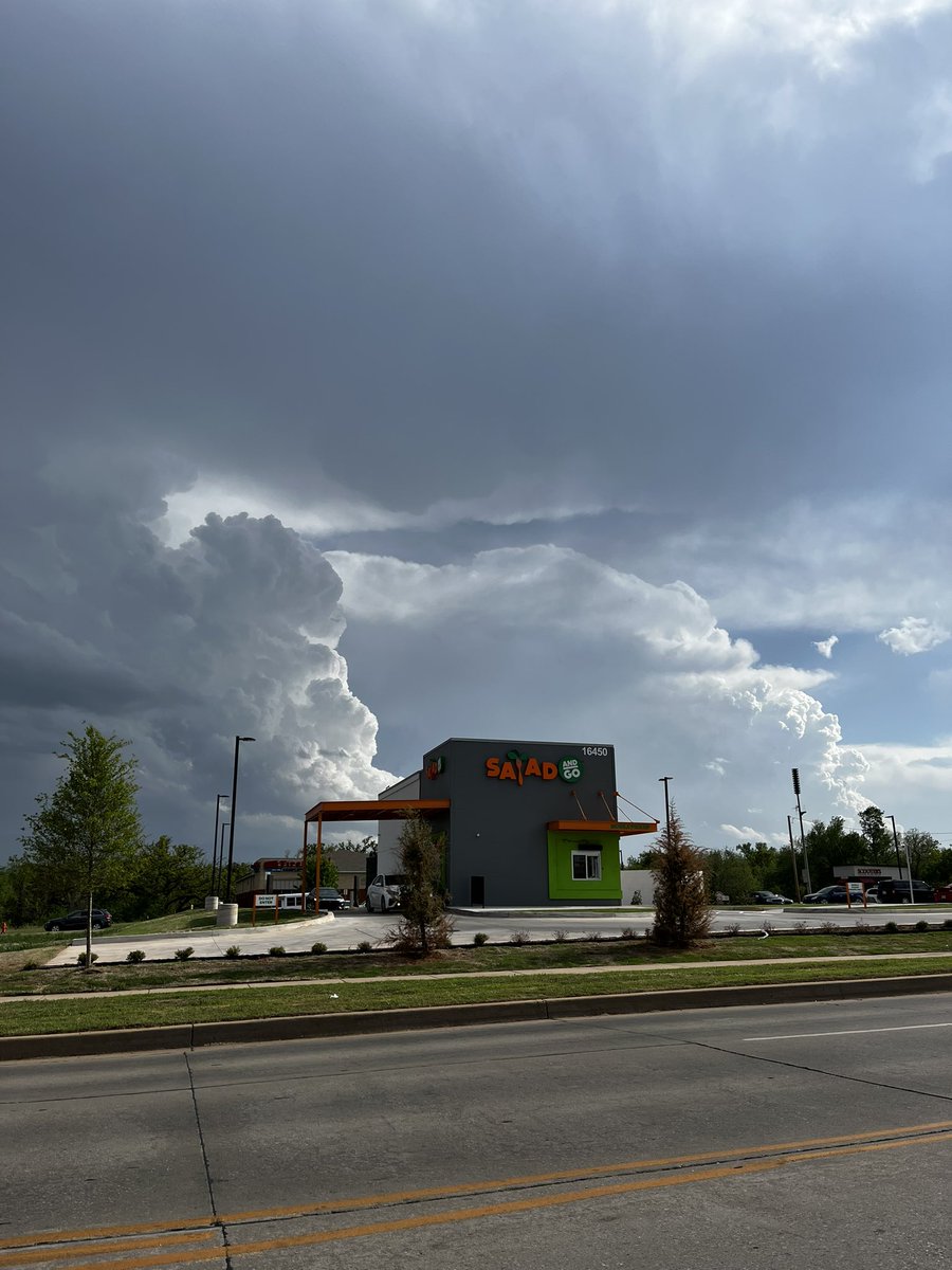 kelbos95's tweet photo. View looking southwest from Edmond 5:14pm #okwx https://t.co/r5WJAHbRiW
