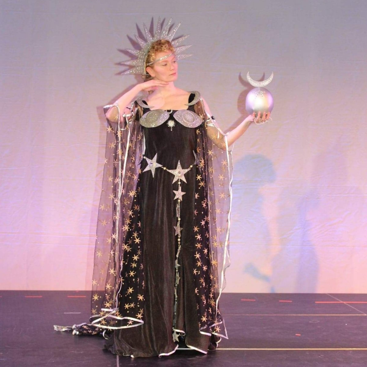 Slothcore_Jen's tweet image. It&apos;s Costume-Con season! I&apos;m not going this year, but I&apos;m still throwing back to CC37

Costume: &quot;Lady Gerard as Astarte, Goddess of the Moon&quot; as part of the Duchess of Devonshire&apos;s Costume Ball historic group. Made by Bethany, I&apos;m just wearing it.

Event: Costume-Con 37 (2019)