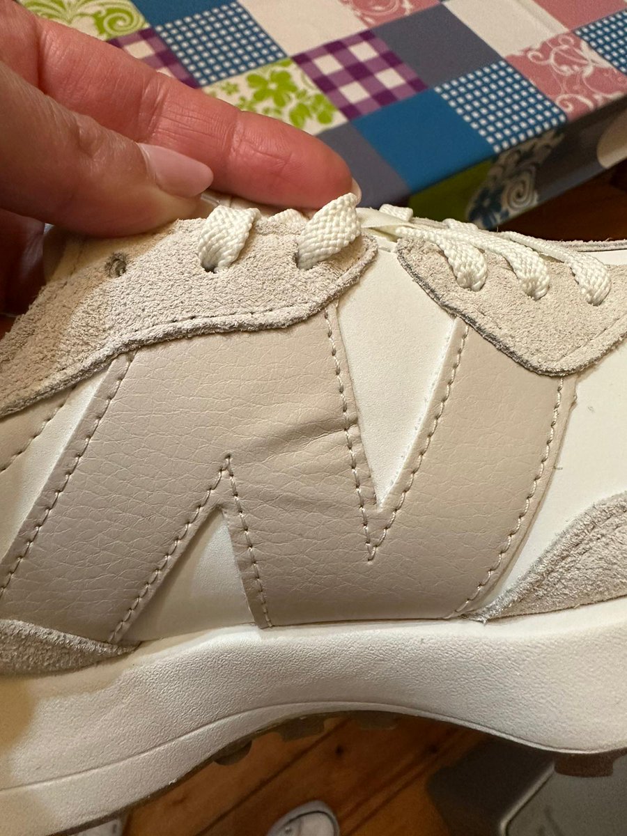 JavMa8's tweet photo. @newbalanceES recibí mi pedido y venía del siguiente modo. Quiero recibir un modelo que no tenga estos defectos. https://t.co/LxO39QXKLy