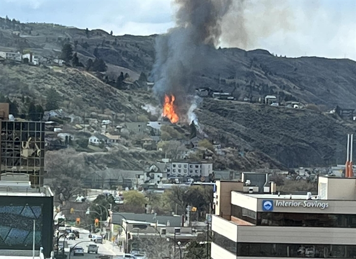 infonewskelowna's tweet photo. BREAKING: Fire crews battling brush fire in Kamloops #kamloops https://t.co/QB2NxHIQDB https://t.co/ea9PfUtAPi