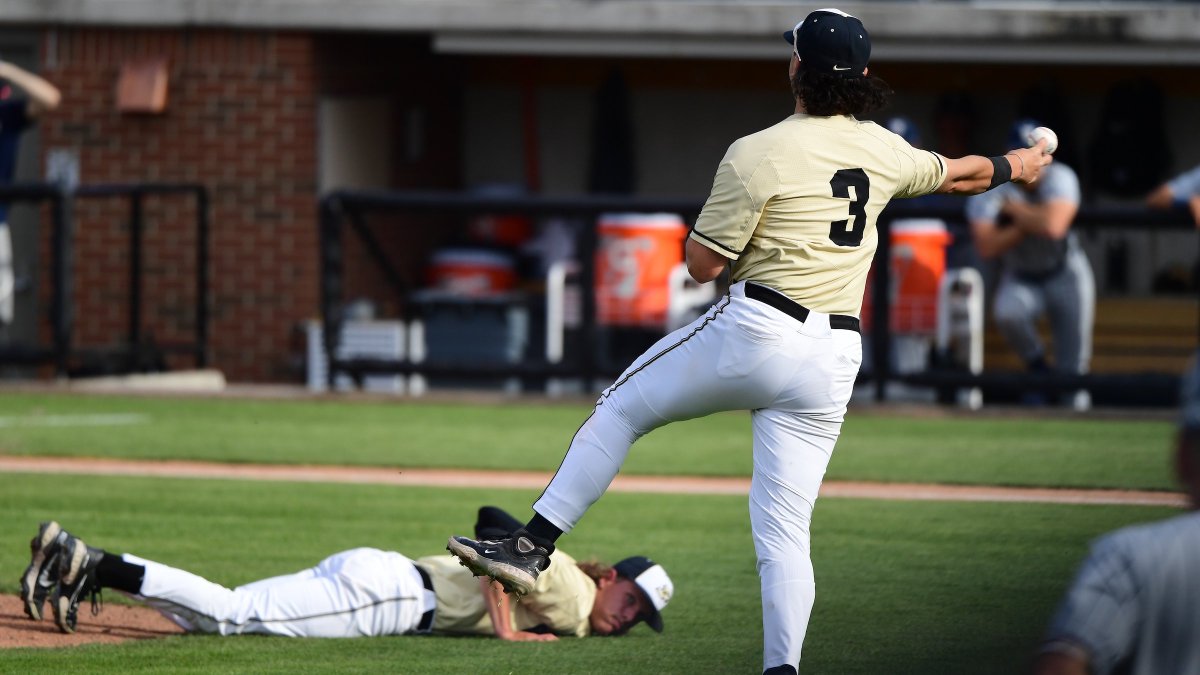 PurdueBaseball's tweet photo. Good as Gold on  a 75-degree night at Alexander. #BoilerUp 🟡⚫️

📸 @jmurray208 https://t.co/wyxvizNGT9