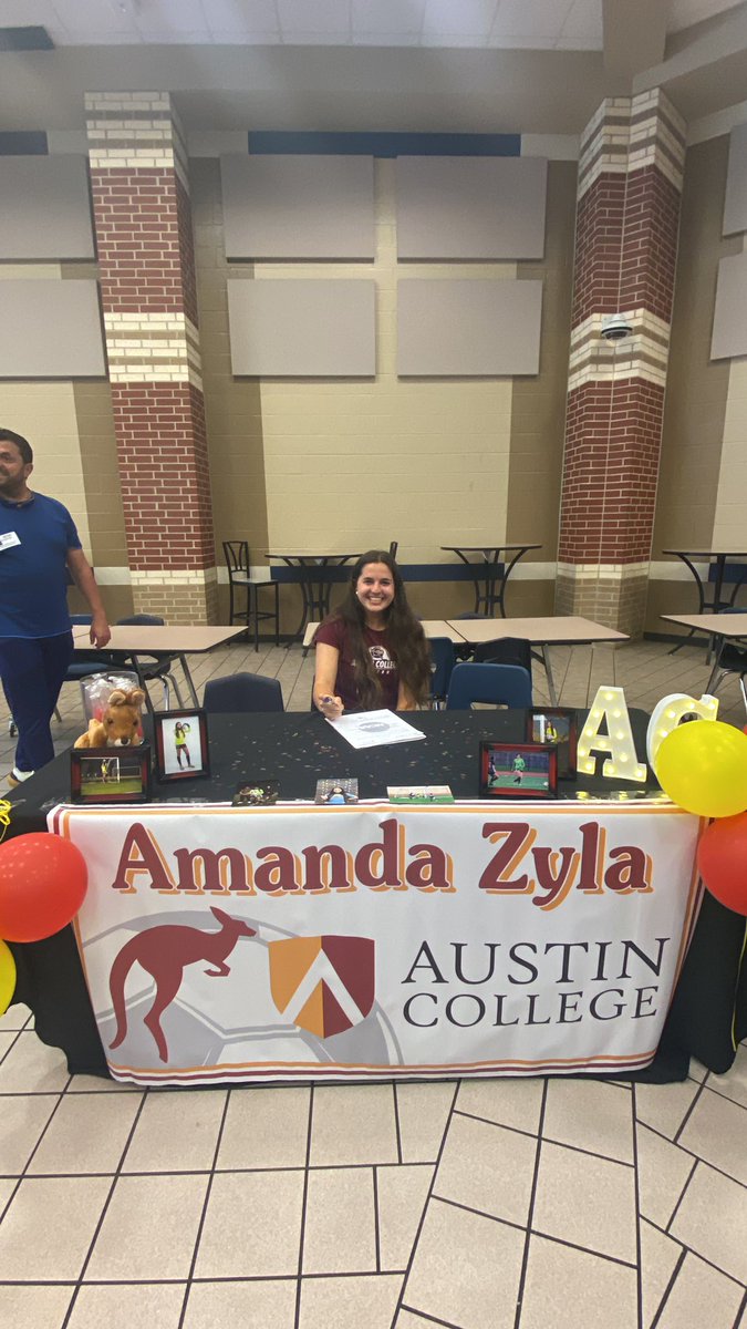 ZylaAmanda's tweet photo. Got to make it official today! Go Roos❤️🦘 
@ACsports 
@GirlsSoccerCSHS https://t.co/WOZ2NPNEHf