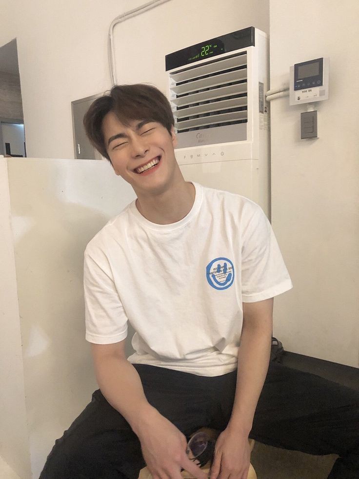 isawecting's tweet image. 19 April 20.10 
Semesta kembali kehilangan makhluk terindahnya
Eksetensimu amat berharga untuk diakhiri secepat ini
Terimakasih untuk semua waktu berharga yang pernah kamu ciptakan saat di dunia
Rest in peace Moonbin and sleep well