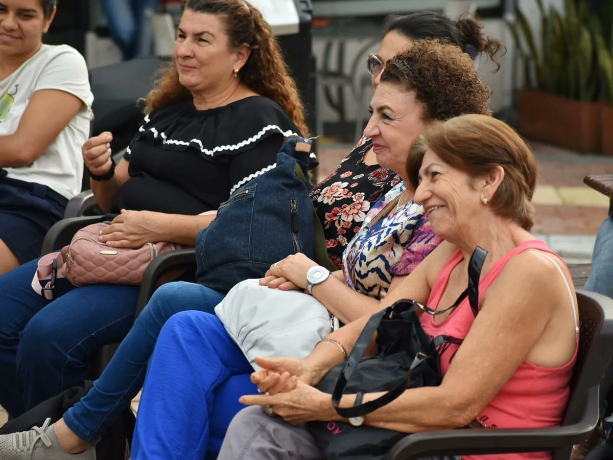 anacuartass's tweet photo. A través de la cuentería estamos incentivando la apropiación del espacio público en la ciudad. Esta manifestación artística y cultural está pensada para que las familias pereiranas disfruten de los parques, qué también sirven de escenario para el talento local. #VamosAlParque https://t.co/dw2ILeqGHd