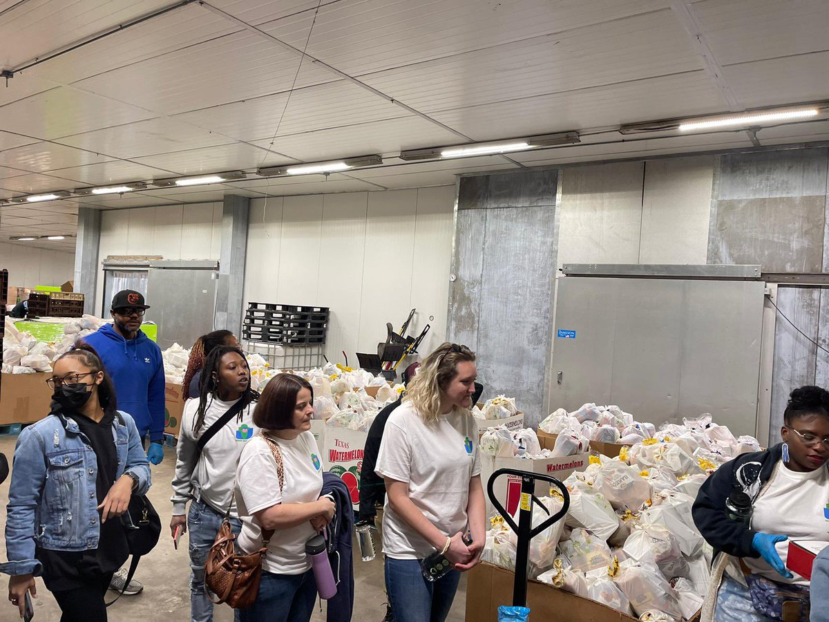 4MyCiTy2's tweet photo. Amazing group of volunteers today from @boweryfarming . They helped us pack and send out over 1100 of our Food Rescue To Go! Bags to deserving families across Baltimore. 🌱♻️🌎🦾🚀 https://t.co/ePMMHtnlar