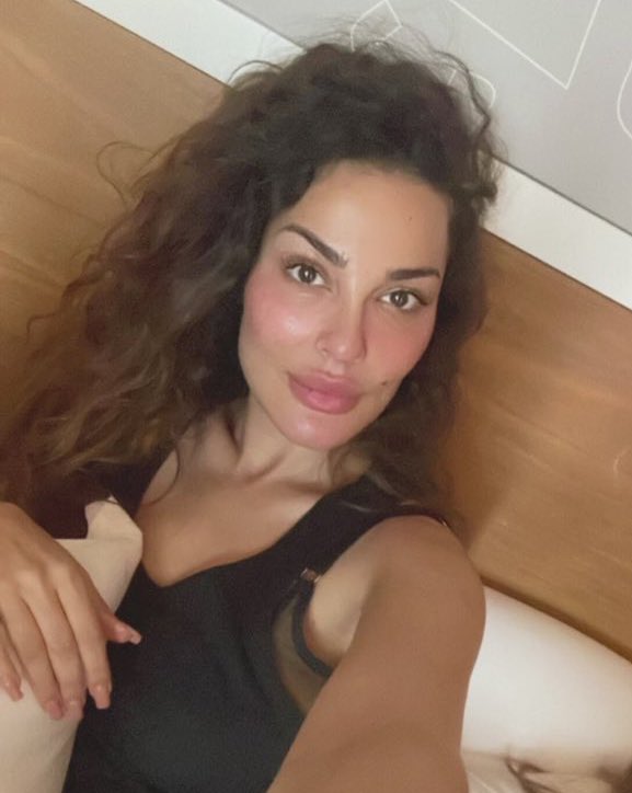 gorgeousnadin's tweet image. انتي اللي ما تتبدلين بأحد شاءَ مَن شاءَ وأبى مَن أبى  ❤️❤️❤️
@nadinenjeim 
#نادين_نسيب_نجيم