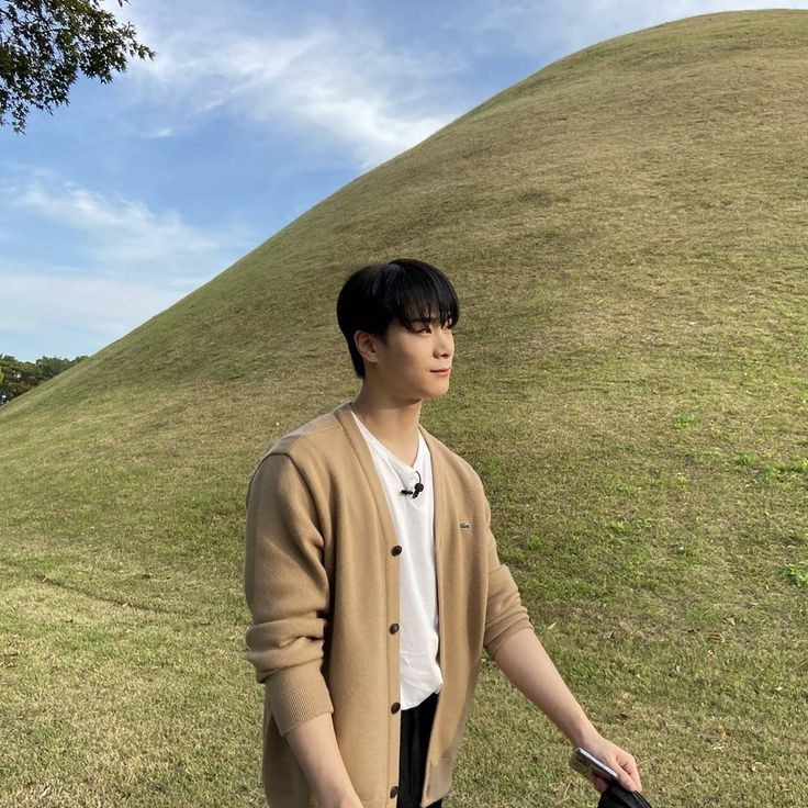 O1Dollie's tweet photo. To AROHA:

Child: "Mom, why do good people always die?"
Mom: "You are in a garden, what flower would you pick?"
Child: "the most beautiful one"

That's why Moonbin left us first. Because he's the most beautiful and precious of all the millions of people in the world 💐🌠🤍 https://t.co/Jd7jALNs7y