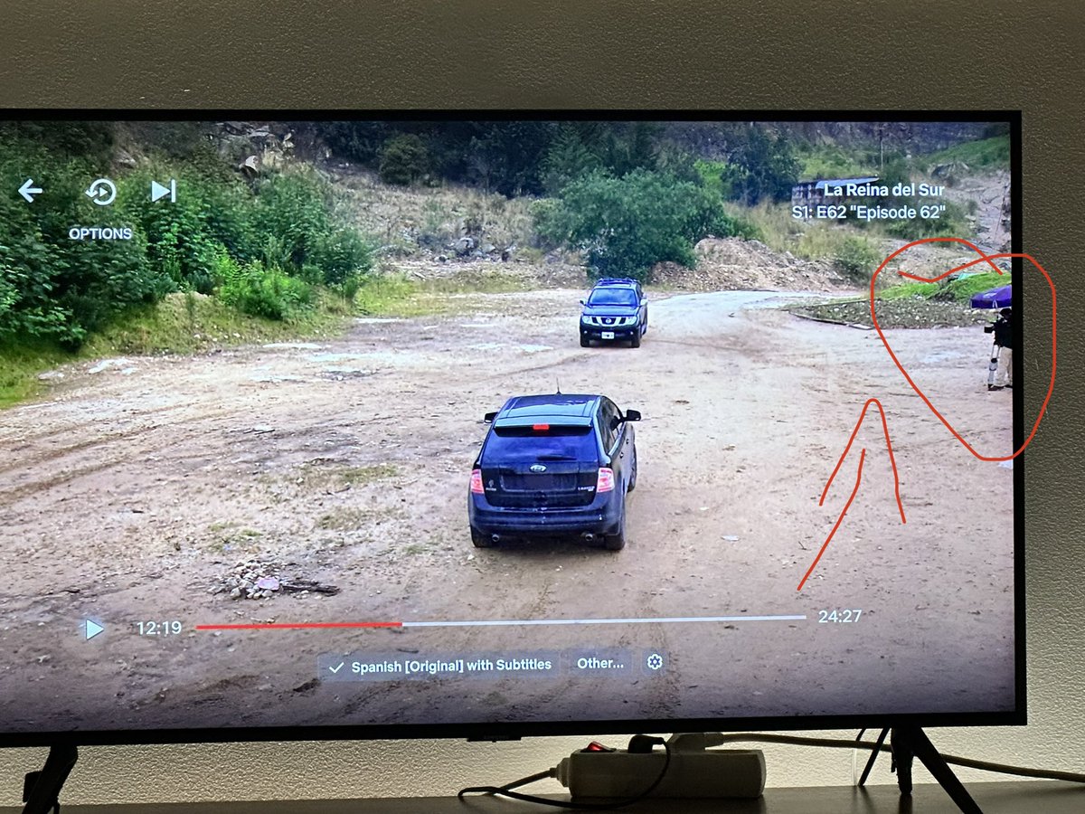 wow Netflix, nobody reviews their content? They forgot the camera man in the shot 😅😅🤣

#netflix #blooper
