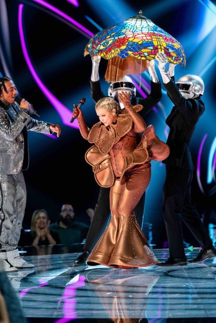 MelissaJoanHart's tweet photo. Tonight is the Supreme Six on #themaskedsinger Don't miss seeing me perform again at 8/7c on @foxtv https://t.co/kDckTi3EYa