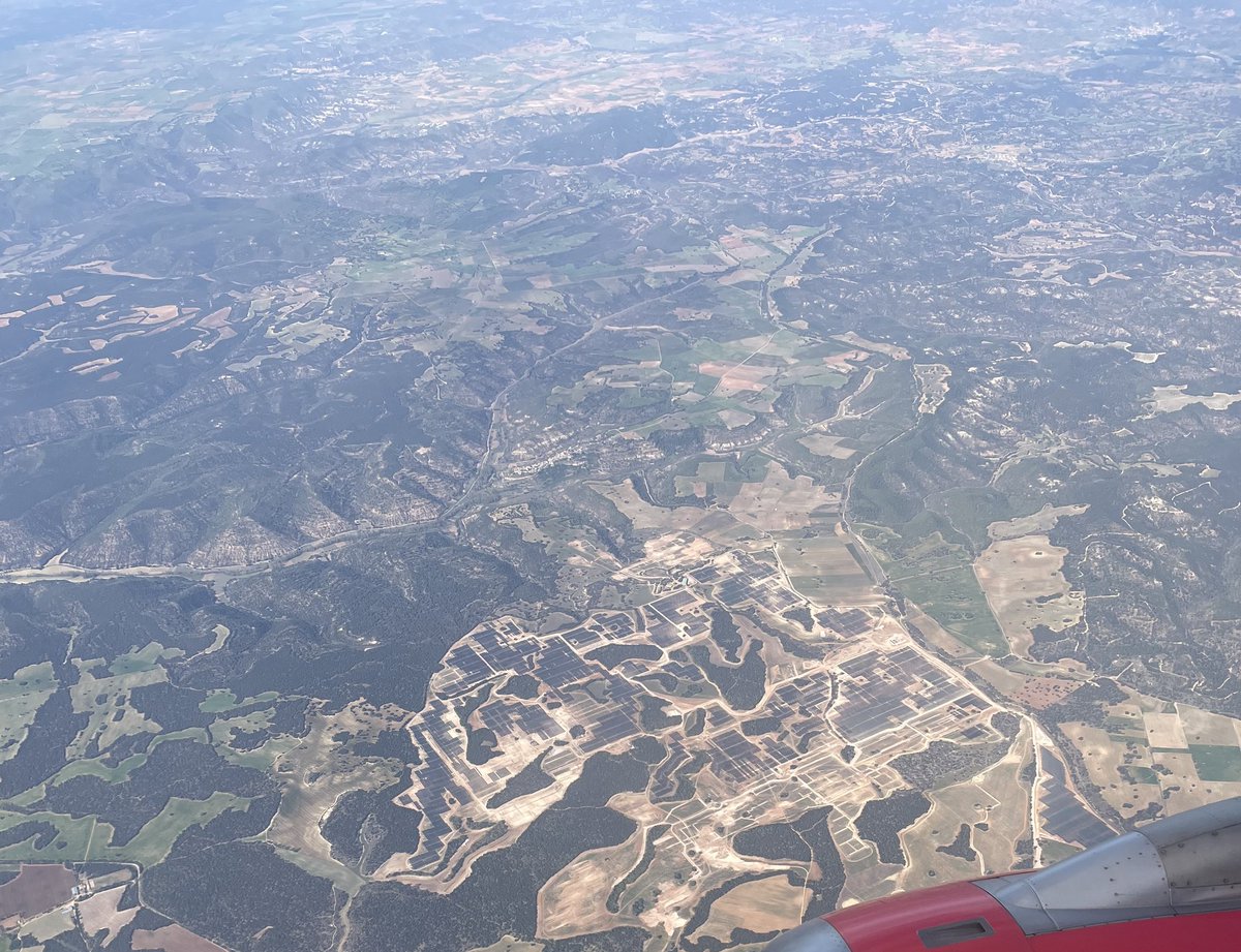 Si hay algo que se distingue fácilmente sobrevolando ✈️ La Alcarria, además de la Central Nuclear de Trillo, es la megaplanta fotovoltaica de Budia, que ocupa 700 hectáreas, la mitad de la superficie de toda la ciudad de Guadalajara. Y éste es sólo el primer proyecto de tantos 😨