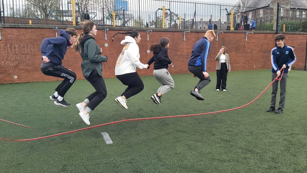 IESElCarrascal's tweet image. Otro día con nuestros socios irlandeses.  Hoy visitamos su centro @mountsion_cbs hicimos deporte y experimentos y compartimos el lunch. Mañana visitaremos Dublin. @Erasmus_ProjectKA229 Europing, #escuelasembajadoras