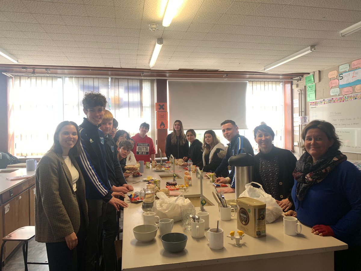 IESElCarrascal's tweet image. Otro día con nuestros socios irlandeses.  Hoy visitamos su centro @mountsion_cbs hicimos deporte y experimentos y compartimos el lunch. Mañana visitaremos Dublin. @Erasmus_ProjectKA229 Europing, #escuelasembajadoras