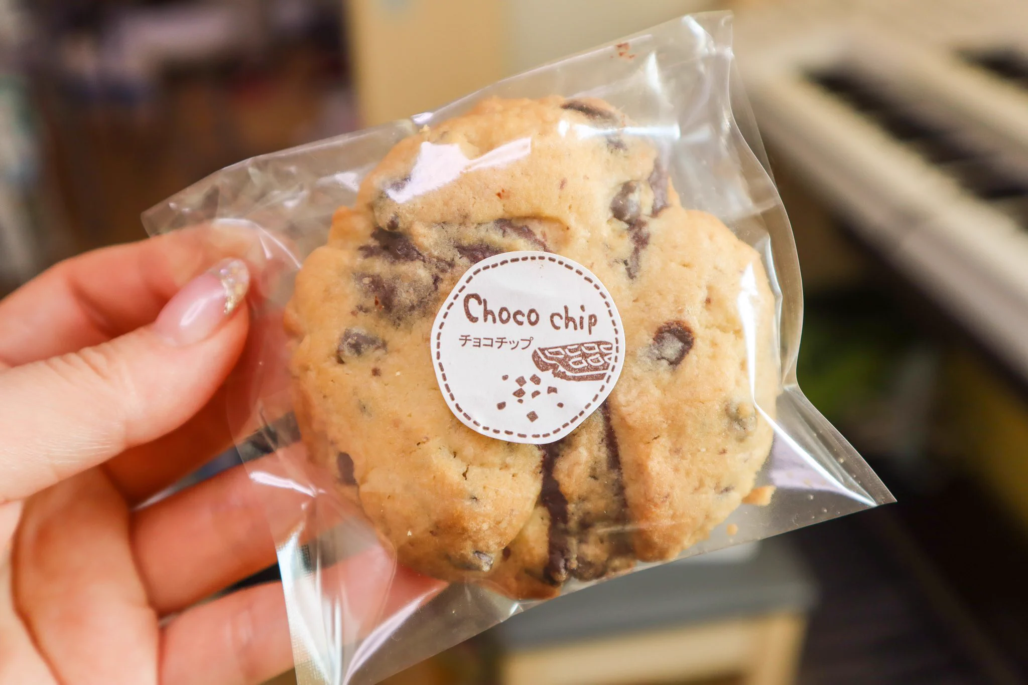 今日のおやつはしぃじーさんのアメリカンチョコチャンククッキー🍪
このゴツさと、ごろごろチョコが最高です‼️
さあ、あと2日乗り切ろー💪😤  