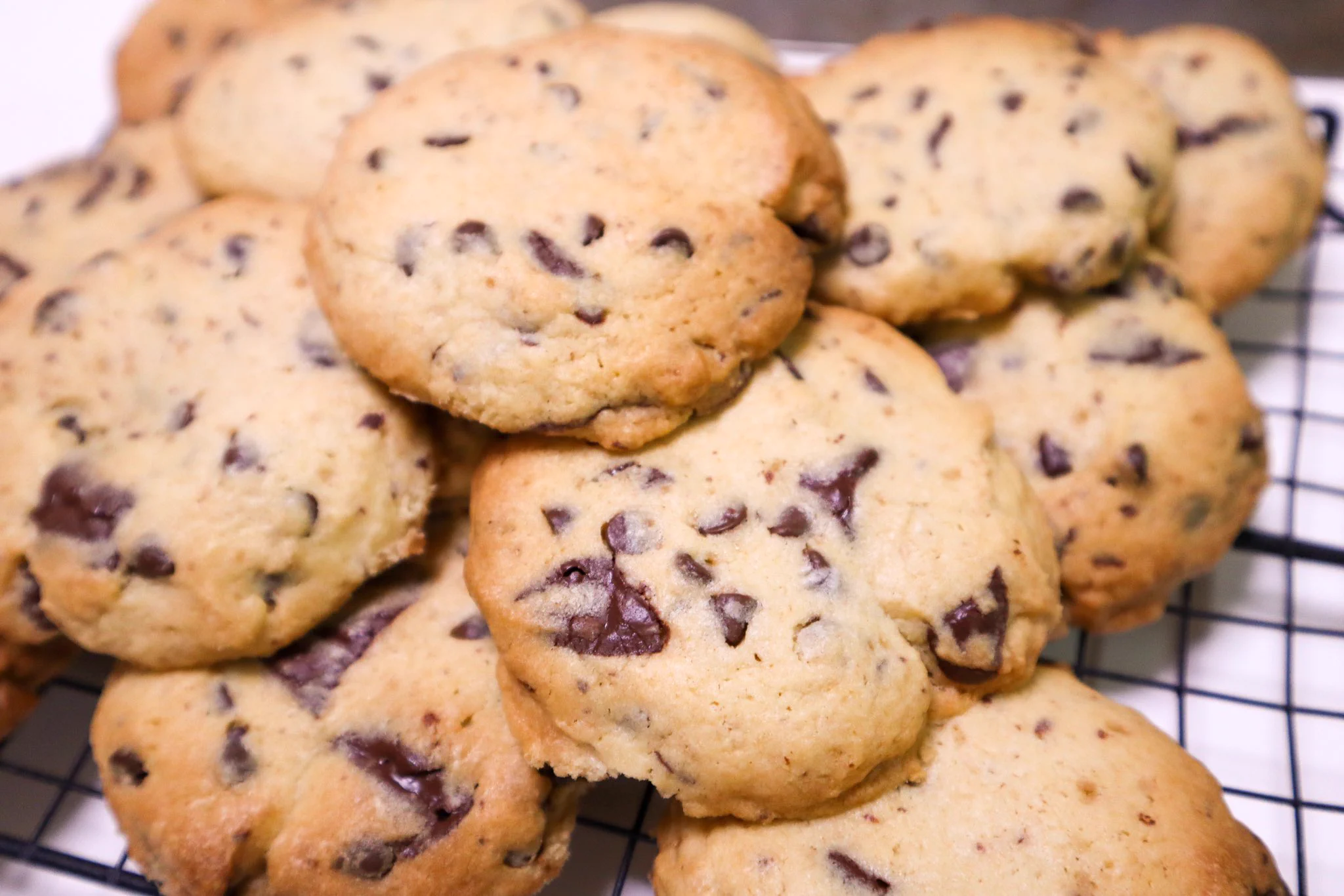 今日のおやつはしぃじーさんのアメリカンチョコチャンククッキー🍪
このゴツさと、ごろごろチョコが最高です‼️
さあ、あと2日乗り切ろー💪😤  