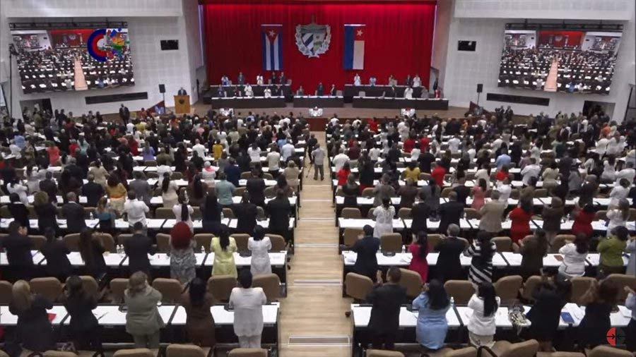 El pueblo de #Vietnam siente gran admiración por #Cuba. Los lazos de cooperación continuarán aportando a ambos pueblos,expresó el Presidente del Parlamento de Vietnam, Vuong Dinh Hue.
#AsambleaDelPueblo 🇨🇺