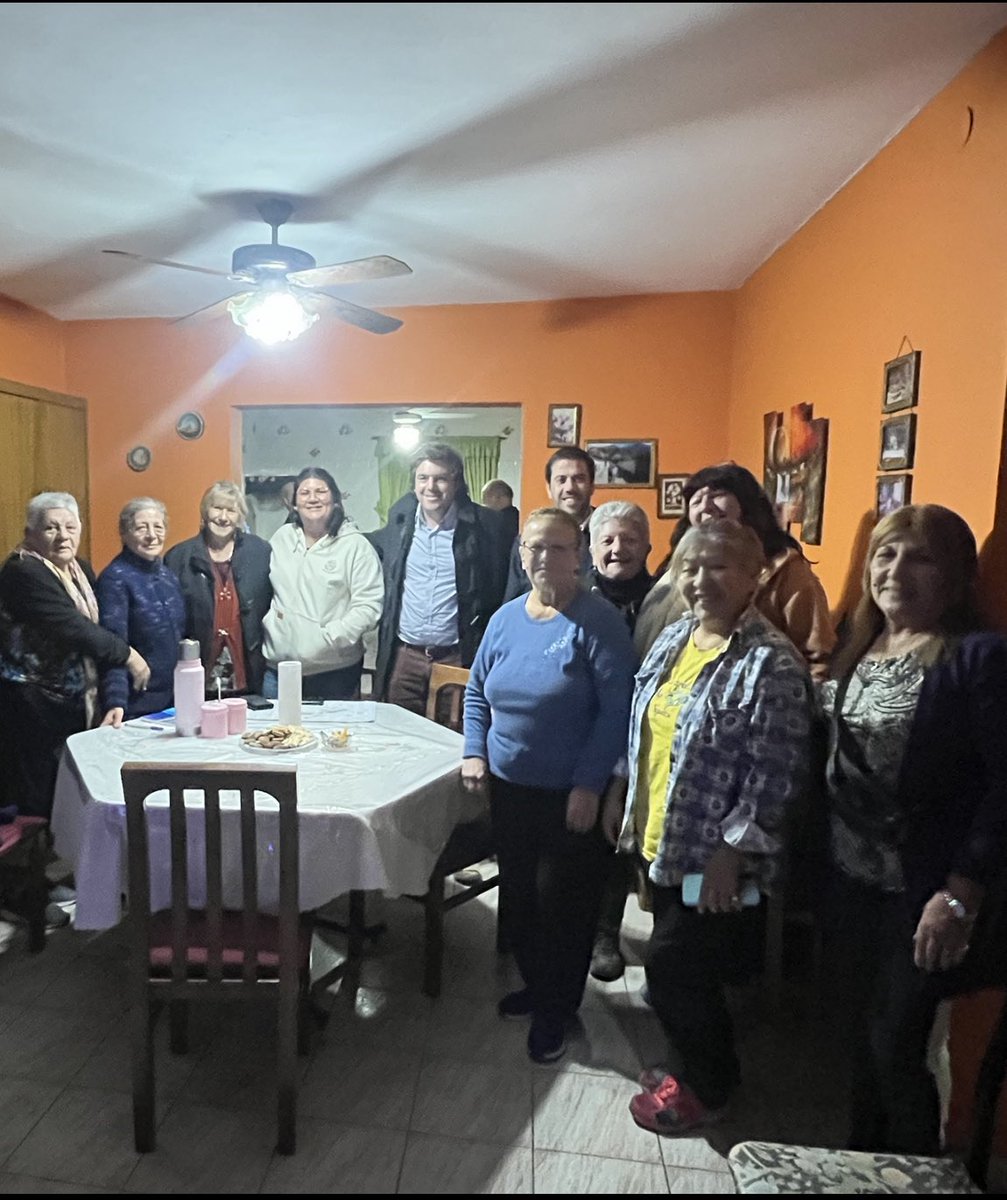 johansenok's tweet photo. Recién junto a @AlmironAmanda @federandle y @AgustinSSorondo nos reunimos con vecinos del barrio Parque la Gloria para conversar sobre las distintas inquietudes y problemáticas de la zona #SanMiguel #EstarCerca https://t.co/sh14BljZ0B