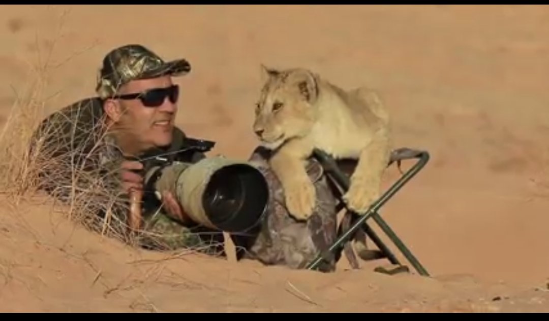 L'artiste algérien djamel hadj aissa à trouver un assistant durant une séance photo dans le Sahara 

C'est à mon goût, la meilleure photo de l'année 2023 voir du siècle