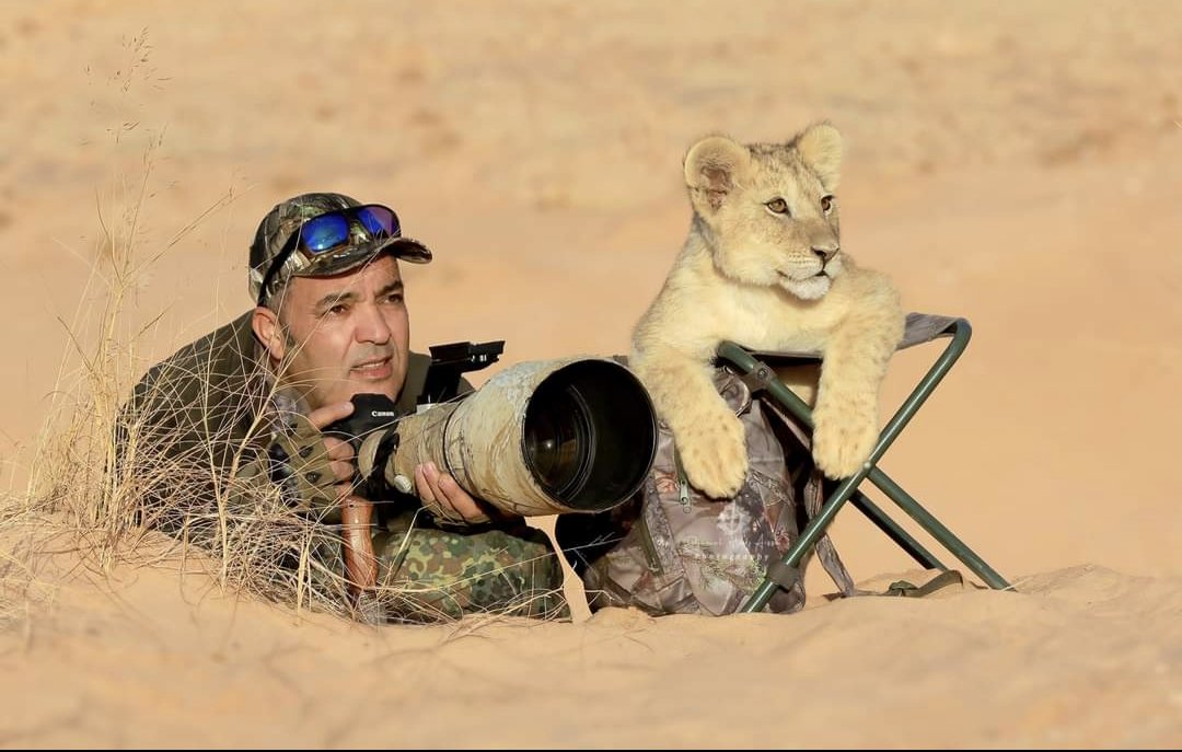 anonyme21331's tweet photo. L'artiste algérien djamel hadj aissa à trouver un assistant durant une séance photo dans le Sahara 

C'est à mon goût, la meilleure photo de l'année 2023 voir du siècle https://t.co/ONYJ1BjrXS