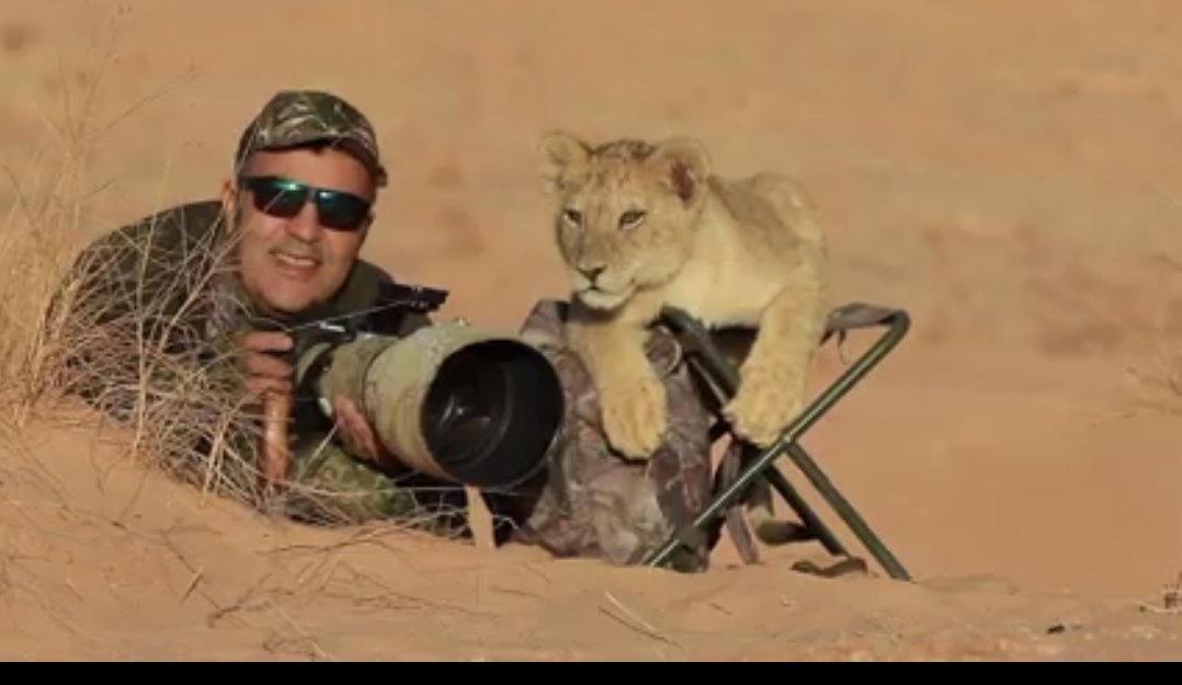 anonyme21331's tweet photo. L'artiste algérien djamel hadj aissa à trouver un assistant durant une séance photo dans le Sahara 

C'est à mon goût, la meilleure photo de l'année 2023 voir du siècle https://t.co/ONYJ1BjrXS