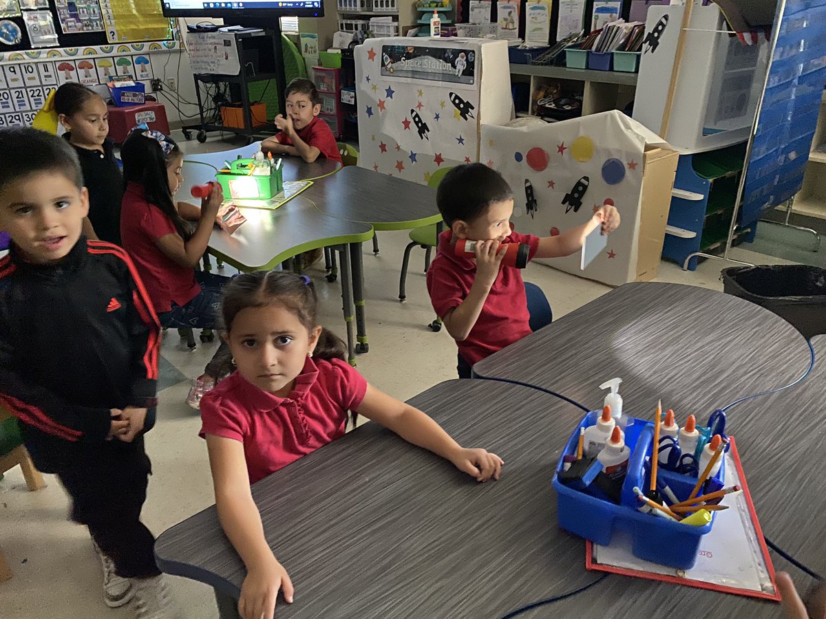 cchavez_TDS's tweet photo. How does the Moon glow?π It reflects the Sun! βοΈ My students demonstrating the Moon reflecting the Sunβs light by using flashlights and mirrors. @STEMscopes #ObjectsInTheSky @TierraDelSol_ES @Jones_YISD @TdsHerrera https://t.co/JRJGpVjF8Z