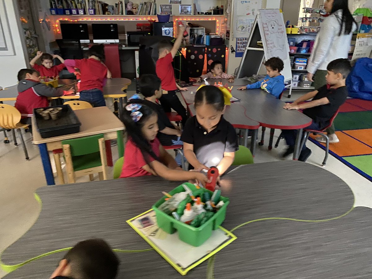 cchavez_TDS's tweet photo. How does the Moon glow?π It reflects the Sun! βοΈ My students demonstrating the Moon reflecting the Sunβs light by using flashlights and mirrors. @STEMscopes #ObjectsInTheSky @TierraDelSol_ES @Jones_YISD @TdsHerrera https://t.co/JRJGpVjF8Z