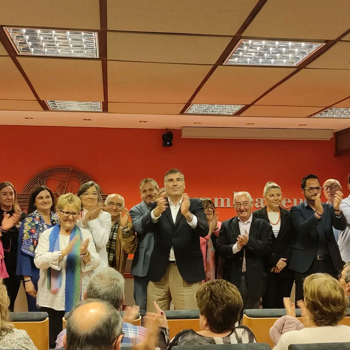 Valents_tgn's tweet photo. Hoy gran asistencia a la presentación de la candidatura de @valents_reus, acompañadas del 'català tranquil' @joanlopezalegre y el presidente provincial de Tarragona @satrees 

Somos el partido de la seguridad y el orden. 👍 #Valents

#decisivos #elcambioesposible https://t.co/sq0v7hPbG1
