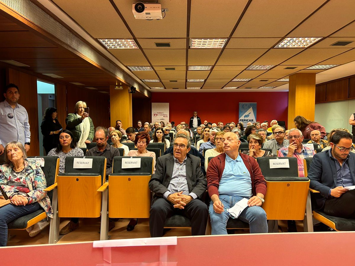 Valents_tgn's tweet photo. Hoy gran asistencia a la presentación de la candidatura de @valents_reus, acompañadas del 'català tranquil' @joanlopezalegre y el presidente provincial de Tarragona @satrees 

Somos el partido de la seguridad y el orden. 👍 #Valents

#decisivos #elcambioesposible https://t.co/sq0v7hPbG1