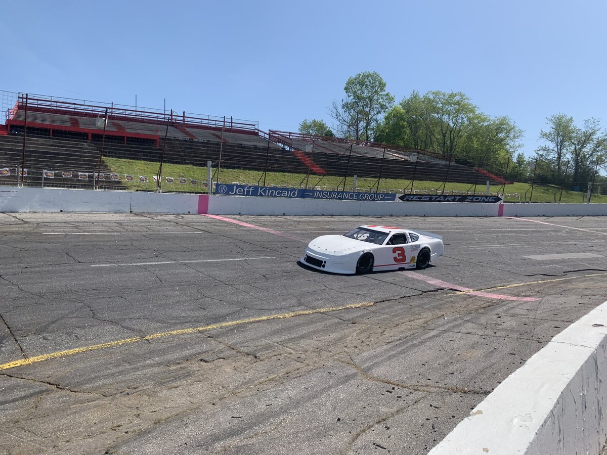 DaleJr's tweet photo. Started the day with about 3 hrs of fun running laps @hickoryspeedway and ended it with my daughters eating @PieInTheSkyPiz drinking fountain @SunDrop. Is it 1995 or what?? https://t.co/FCvArb6cJU