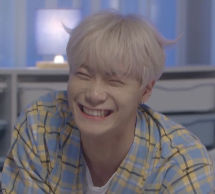 theroselovesme's tweet photo. (not The Rose related)

"Nobody knows what happened behind the brightest smile"

Sending our deep condolences to moonbin’s family, his friends, astro fans. Rest in peace, Moonbin 🥀 https://t.co/xyajc8Aiaz